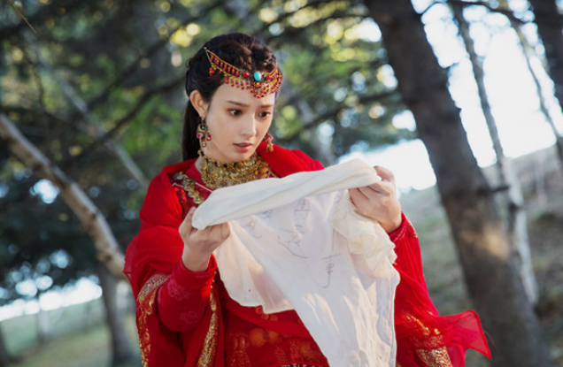 饰演过"异域公主"的女星,彭小苒,热巴,刘诗诗,统统没她惊艳