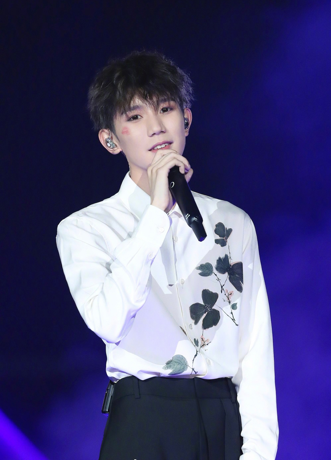 王源演唱会如同视觉盛宴,身穿水墨印花衬衫,脸上的唇吻眼妆亮了