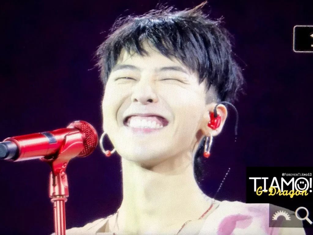 权志龙招牌笑容从小到大没变过