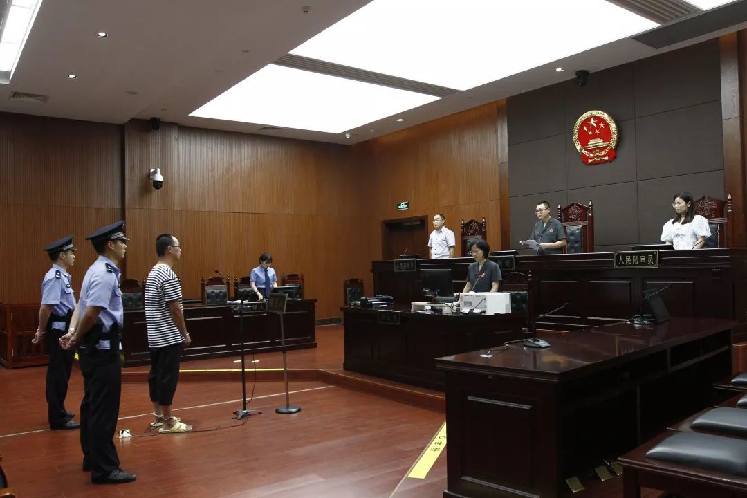 诸暨80后党员,贪污受贿近800万,判有期徒刑十五年.