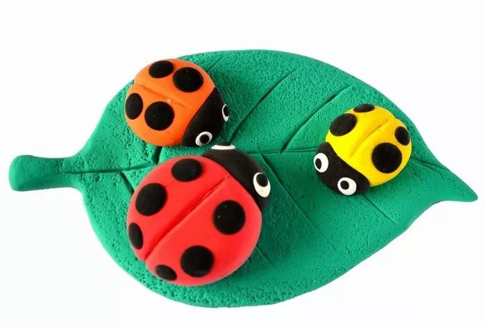 运用手部的技能,将橡皮泥塑造成不同的样式和形状