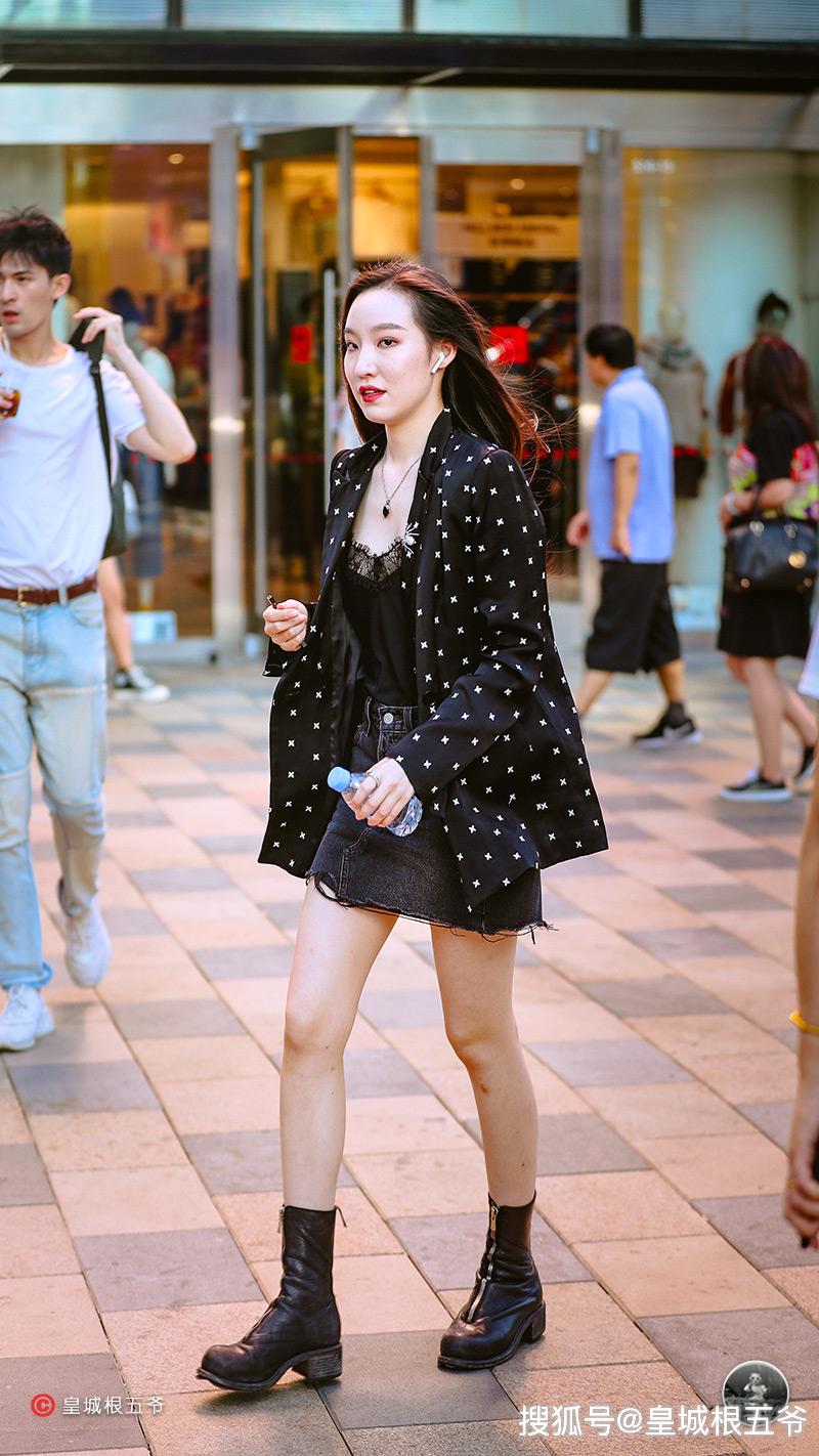 原创走在潮流时尚第一线的美女她们对时尚的敏锐嗅觉仿佛与生俱来