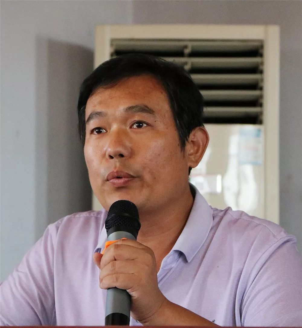 开学了邱县实验中学召开全体教师大会再看到那张熟悉的脸还有点小害怕