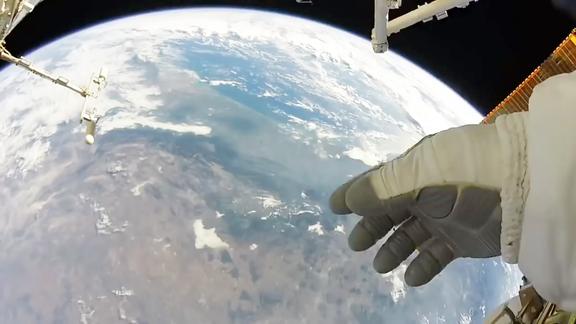 不可多得的第一视角宇航员太空行走拍下的视频好怕掉下去啊