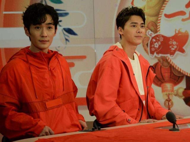 比剪刀手扮淘气李易峰朱一龙两男神帅的无法形容你觉得呢