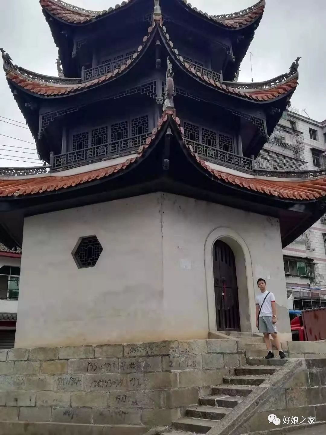 湖南省益阳沅江市的八角亭,建于清朝.一段矮墙上展示着绿色的藤蔓.