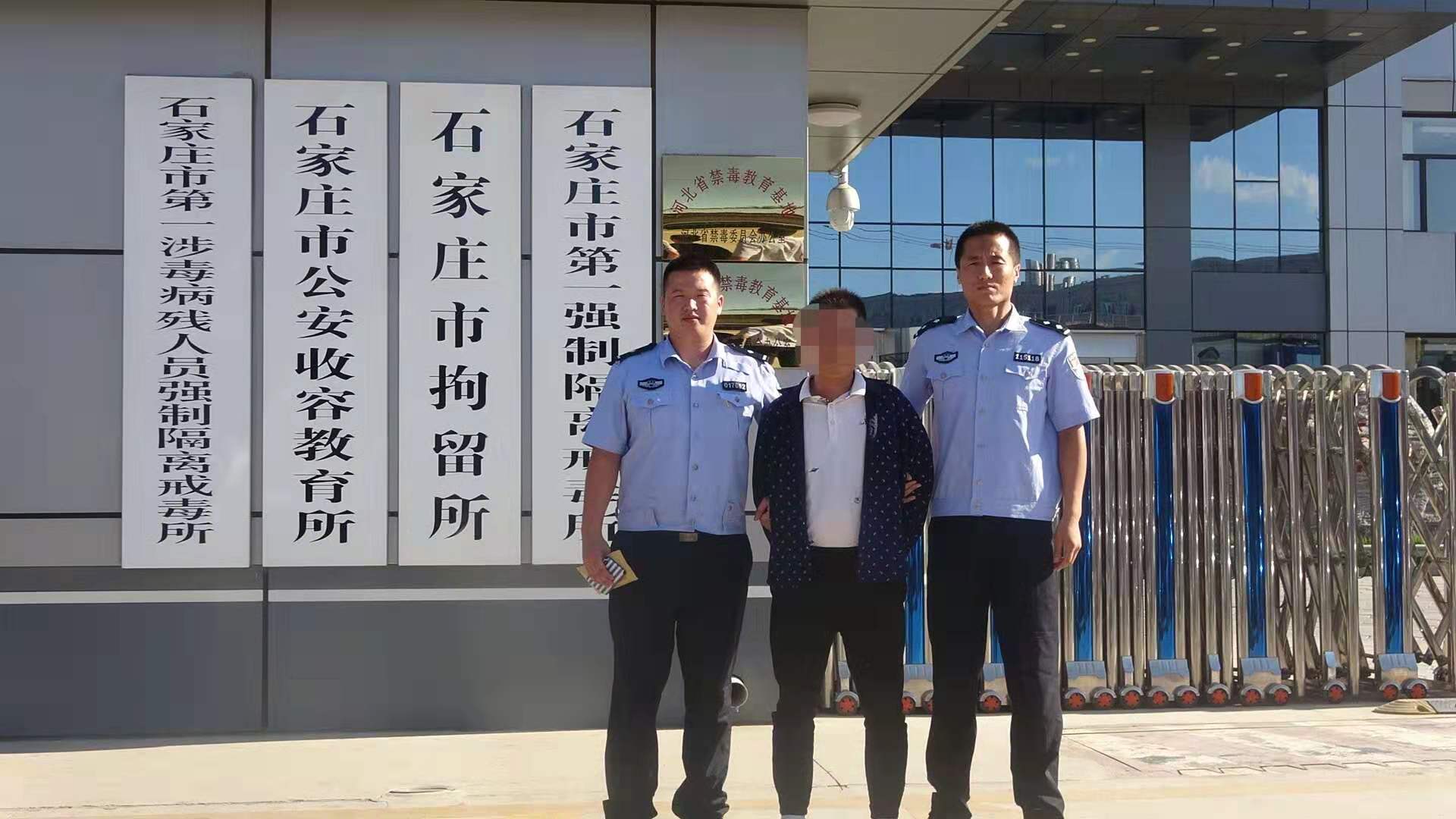 男子候车室手机充电桩上"顺走"他人手机被行政拘留