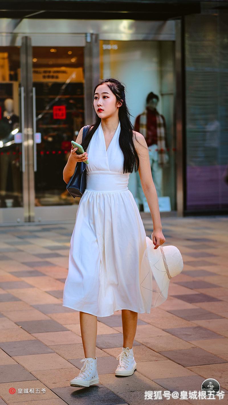 原创走在潮流时尚第一线的美女她们对时尚的敏锐嗅觉仿佛与生俱来