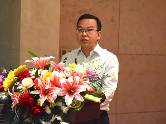 ▍华君集团总裁,辽宁华君女排俱乐部总经理曾红波和运动员代表王一梅