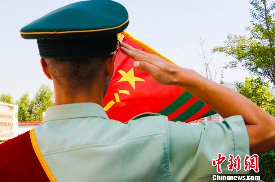 退伍季:老兵退伍告别军营 向曾经的哨位致敬