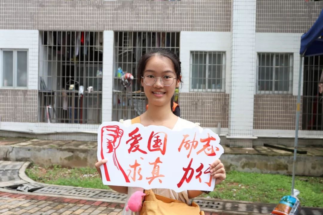 真真正正地成为了一名邑大人一系列紧而有序的报到流程过后购买校服