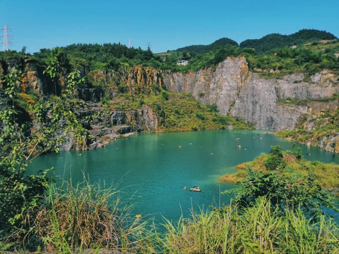 前兩天耍妹在朋友圈看到一個很像渝北礦山公園的地方,瞬間久被照騙