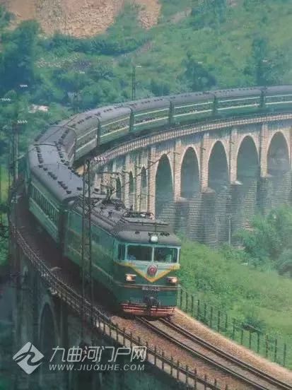 一组资阳火车站的珍贵老照片从绿皮车到高铁感慨交通出行的变迁