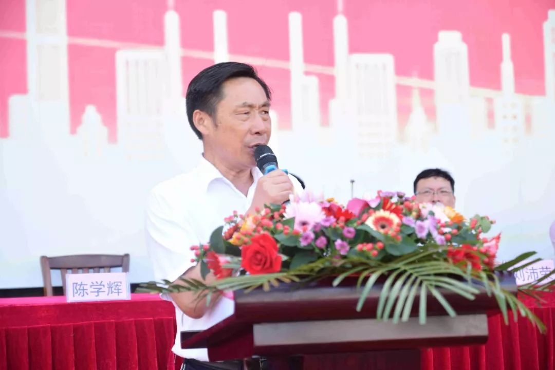 潮阳实验学校开展了系列预防登革热活动,并要求各班级每天开展大扫除