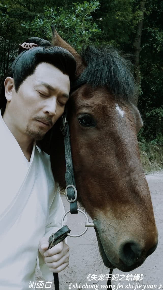 谢函白剧照张弓最新照静静地看着九月步履正姗姗而来,可是又有多少人