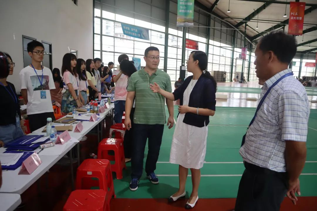 上海海洋大学领导慰问迎新情况上海海洋大学领导与新生家长在寝室交谈