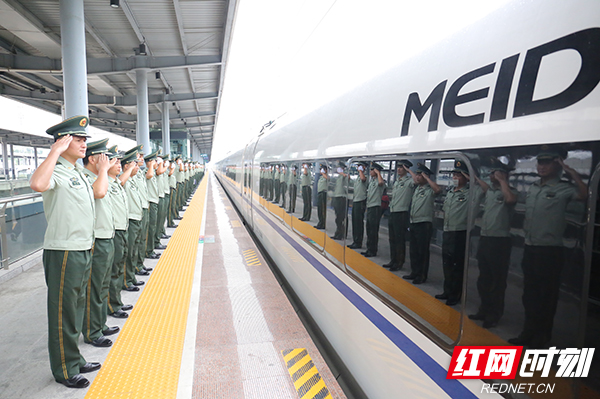 张森)9月1日,武警怀化支队的退伍老兵卸下警衔,摘下臂章,为自己的军旅