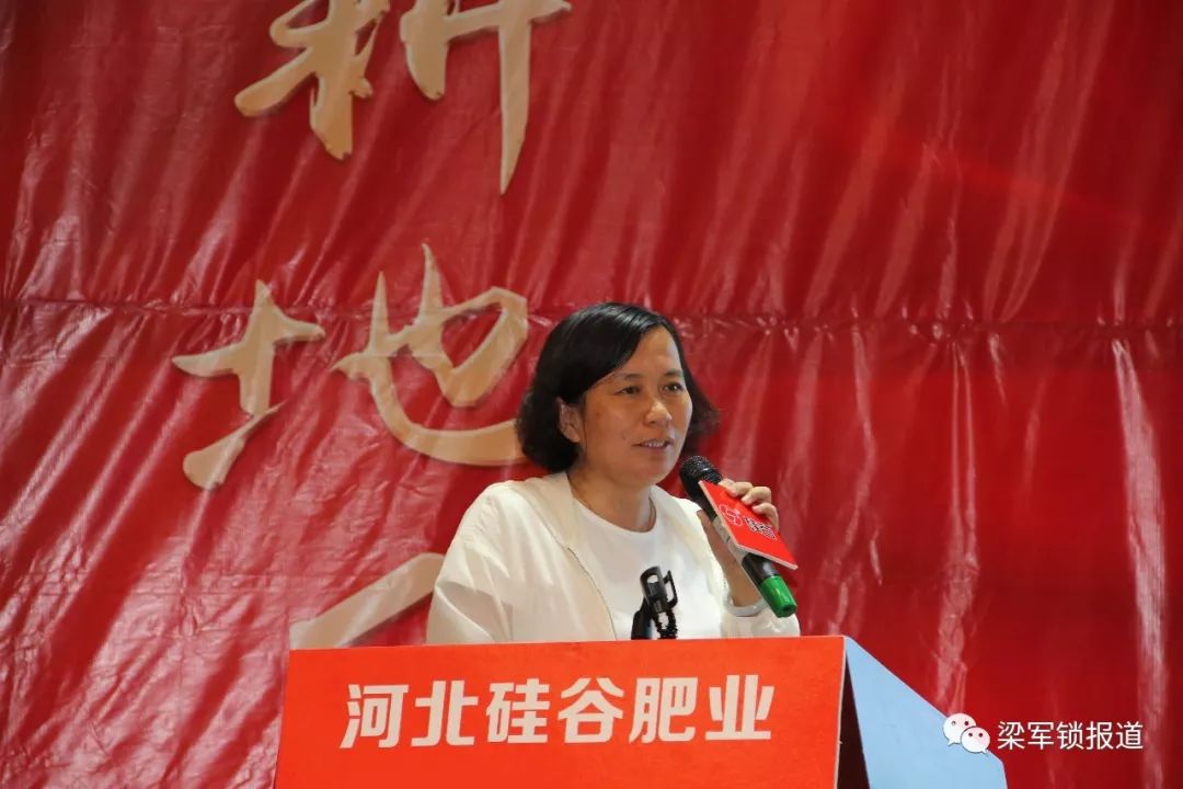 内蒙古五原县农牧业局高级农艺师李二珍.