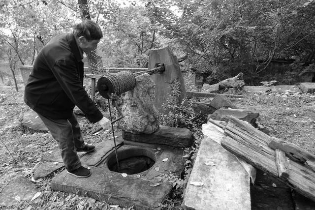 摄影纪实:乡村辘轳井,消失的老物件_井台