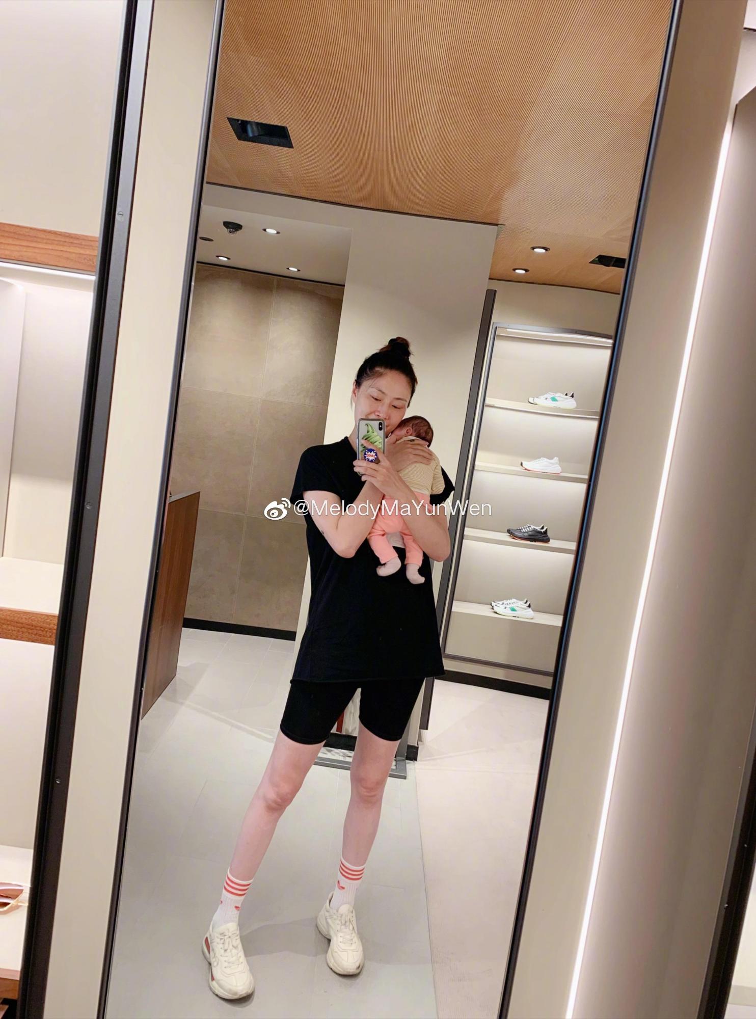 马蕴雯的脚,已经没有产妇的浮肿.