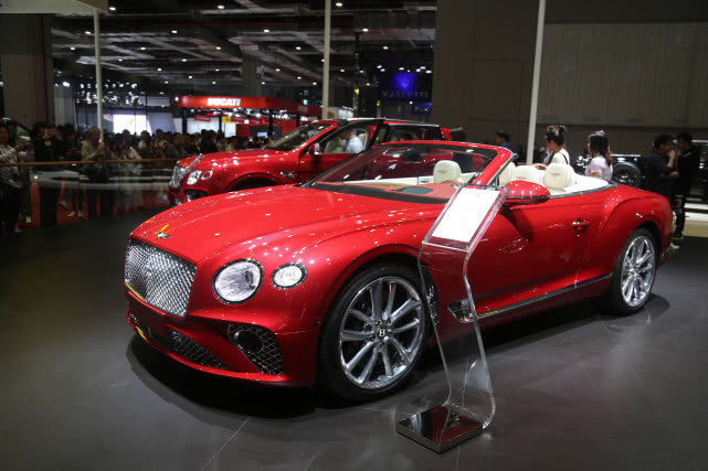 红色宾利欧陆gt敞篷版上海实拍或将亮相深圳十一车展