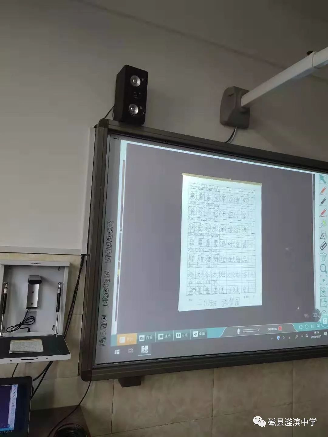 孩子们用着崭新的课桌椅,坐在宽敞明亮的教室里学习