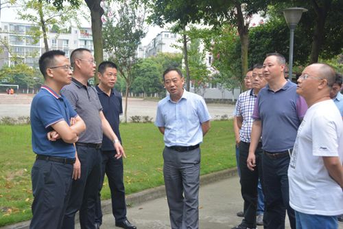 崇州市副市长冯卫康检查学校秋季开学工作