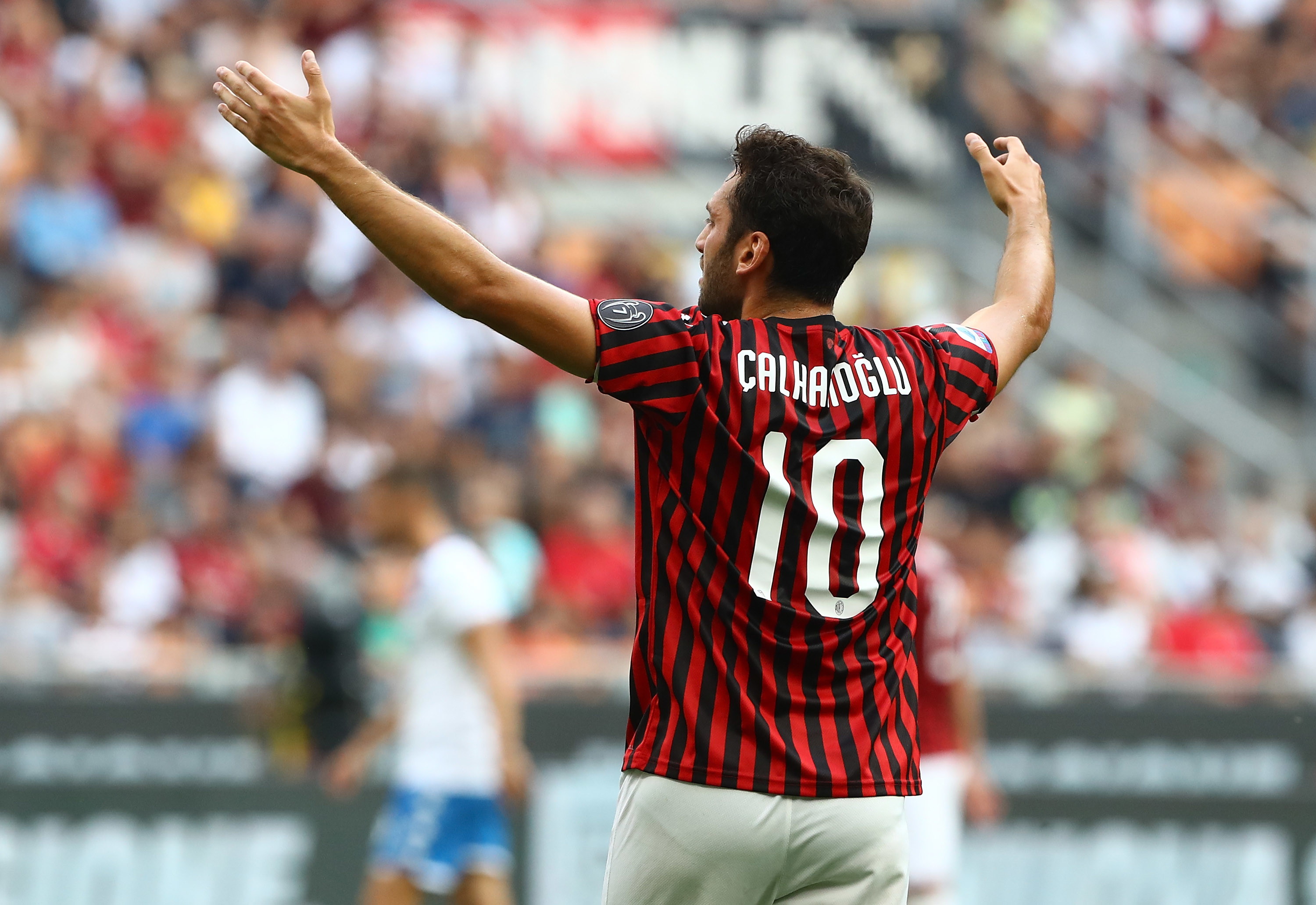 高清图:恰球王张开双臂庆祝进球 詹保罗取首胜