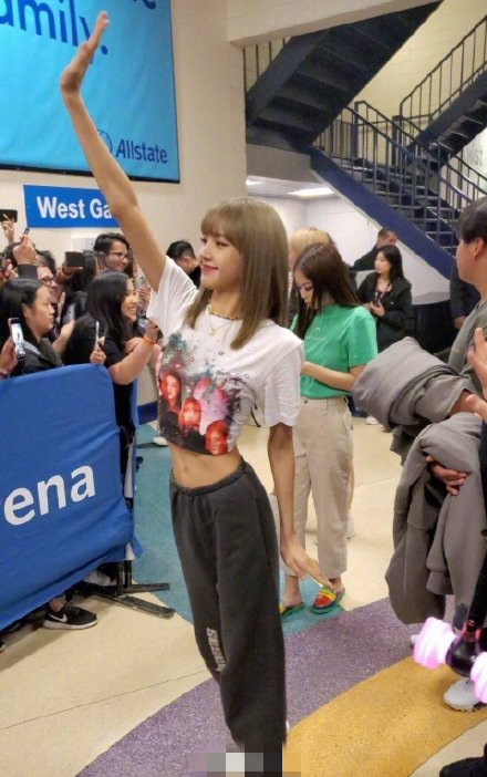 真·腰精来了!lisa的腰围51用发带当腰带震惊网友