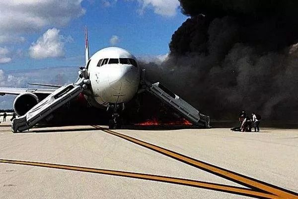 飞机都烧穿了!国航一客机在旅客登机过程中冒烟!