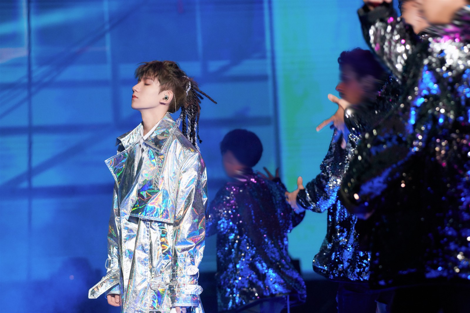 王源2019"源"演唱会南京开唱 惊喜环节引粉丝落泪