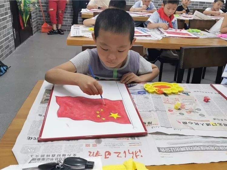 服务体系示范区丨藤桥樟村文化礼堂开展儿童手绘五星红旗活动