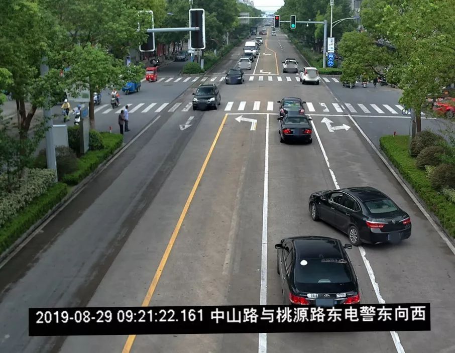 变道加塞你以为吃个早饭,取个东西,买个青菜,与熟人聊会天,车辆临时