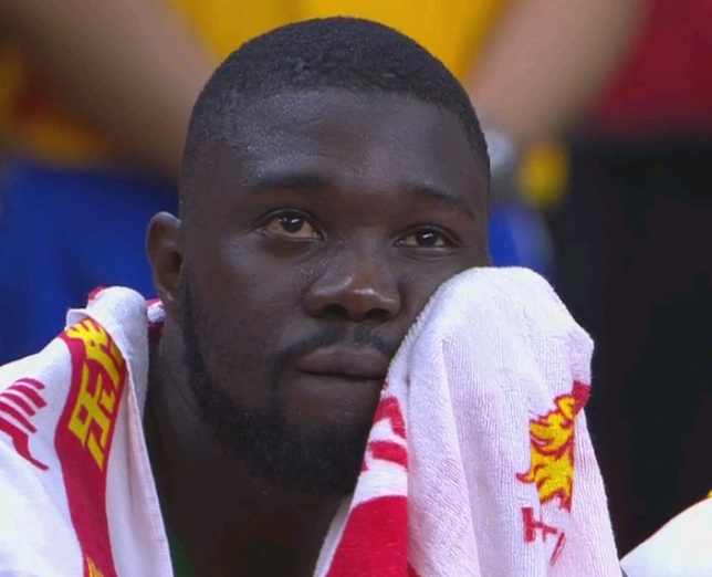 原创狂输54分,世界杯惨案诞生:非洲球员眼神绝望,球迷提前退场