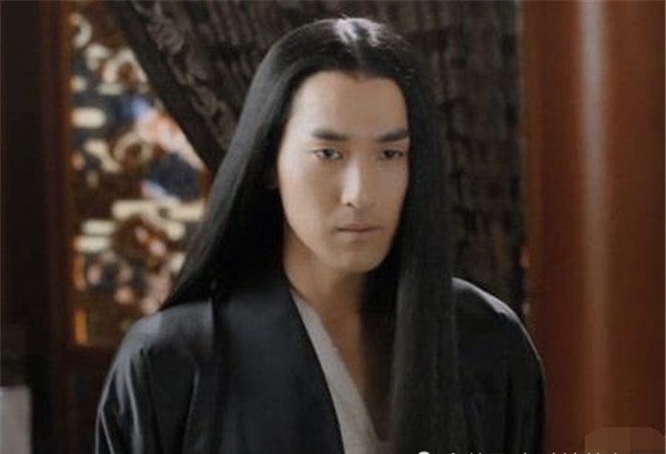 以前的古装剧才叫真的古装,现在的古装剧披头散发就搞定,太随意