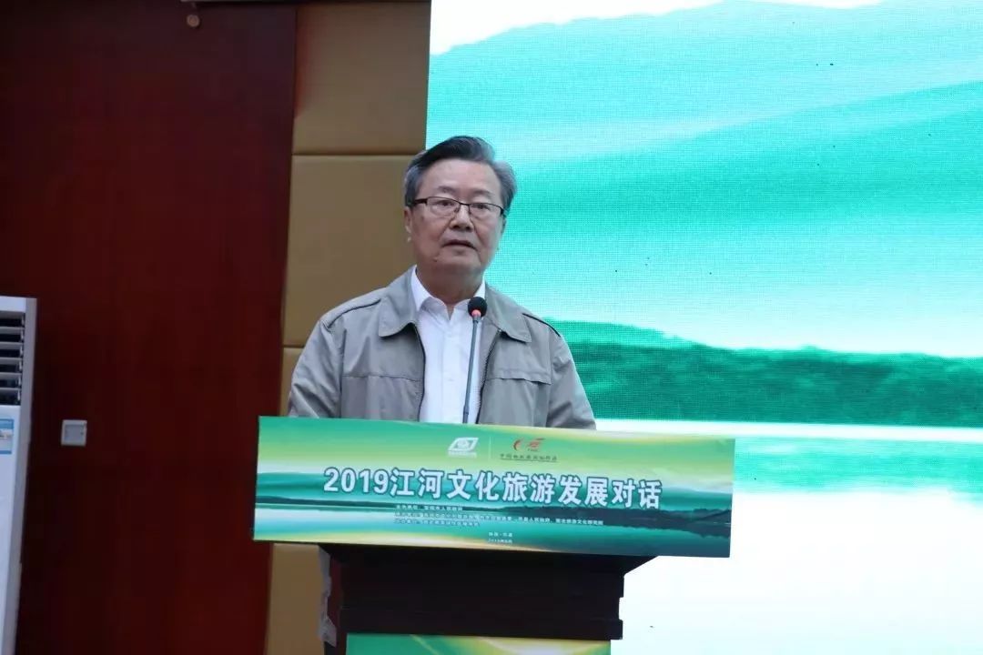 演讲环节会上,张帆向与会专家学者和江河源头市县代表介绍了凤县社会