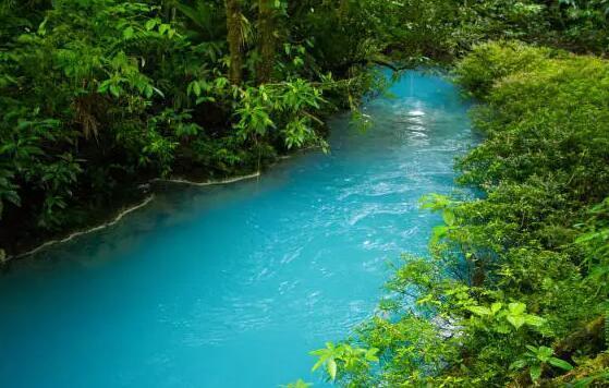 世界上最蓝的瀑布,如蓝宝石般晶莹,游客随意拍即成大片无需后期_蓝河