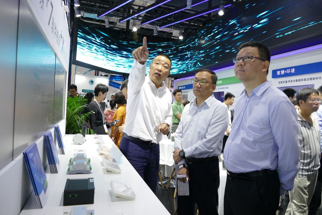 上实集团董事长沈晓初,总裁周军,副总裁楼军等领导一行兴致勃勃来到