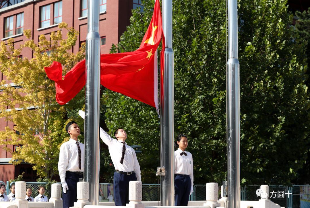 新生王博文,王佑羽,徐秋语,杨博同学担任本次升旗仪式的出旗手