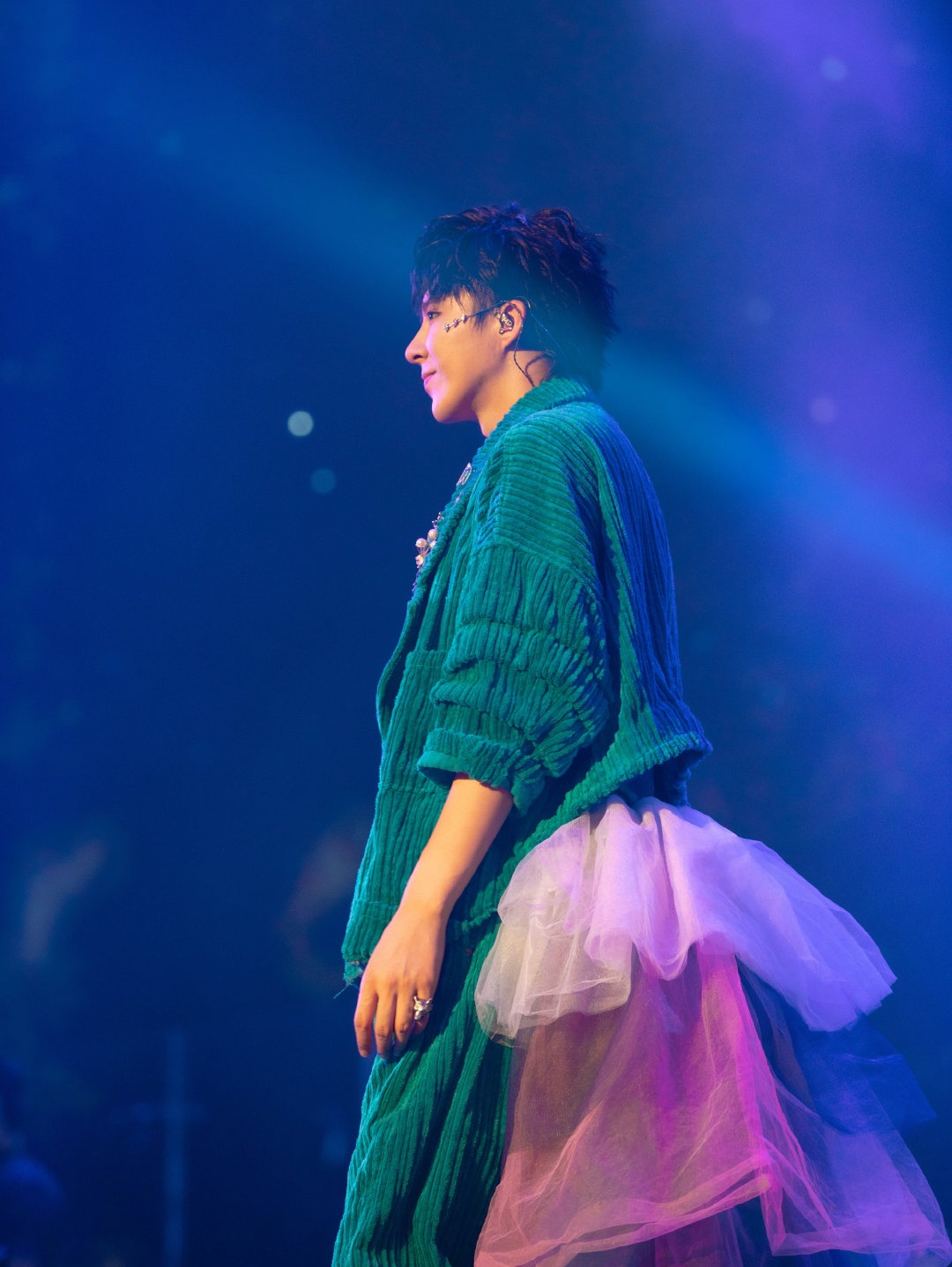 昨日,摩登兄弟刘宇宁身穿彩虹婚纱裤登上上海演唱会的舞台,设计别出心