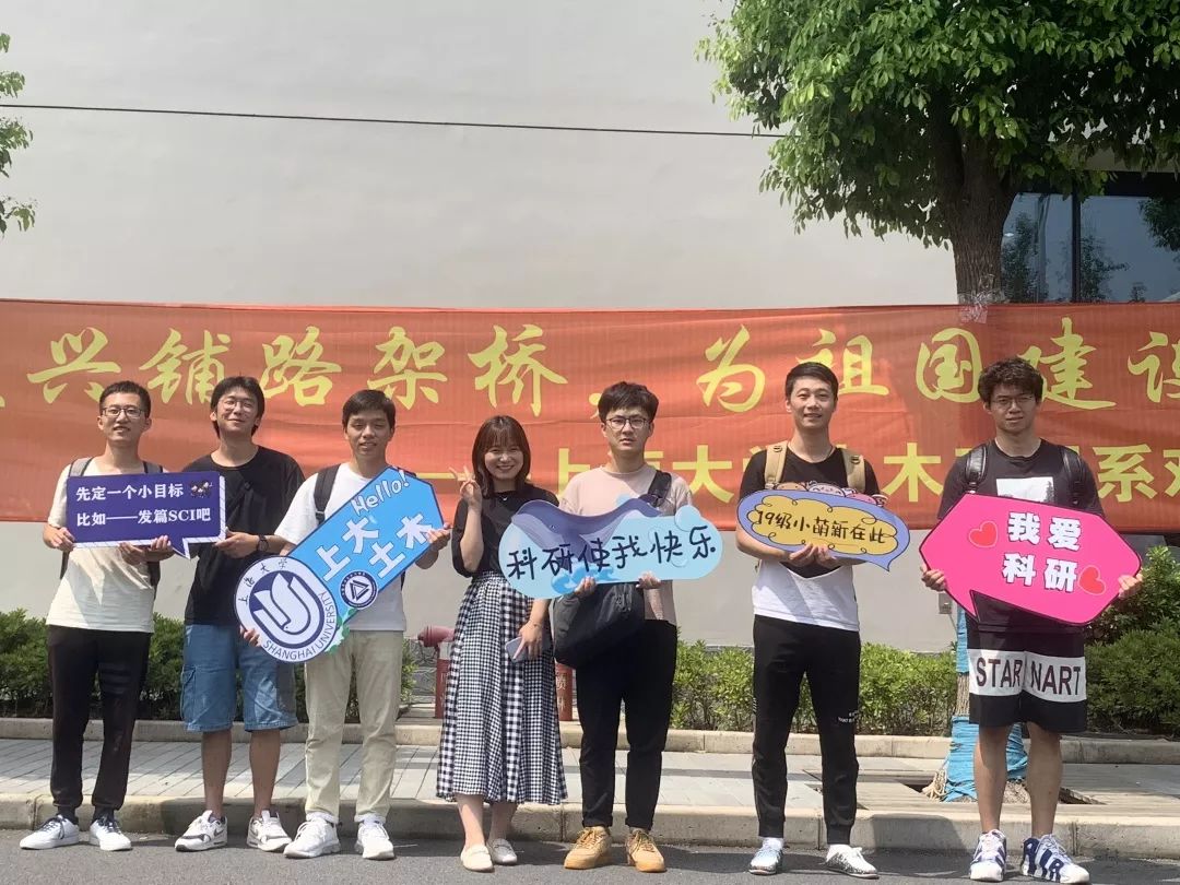    滑动查看下一张图片 >>在系领导老师和迎新志愿者的共同努力下