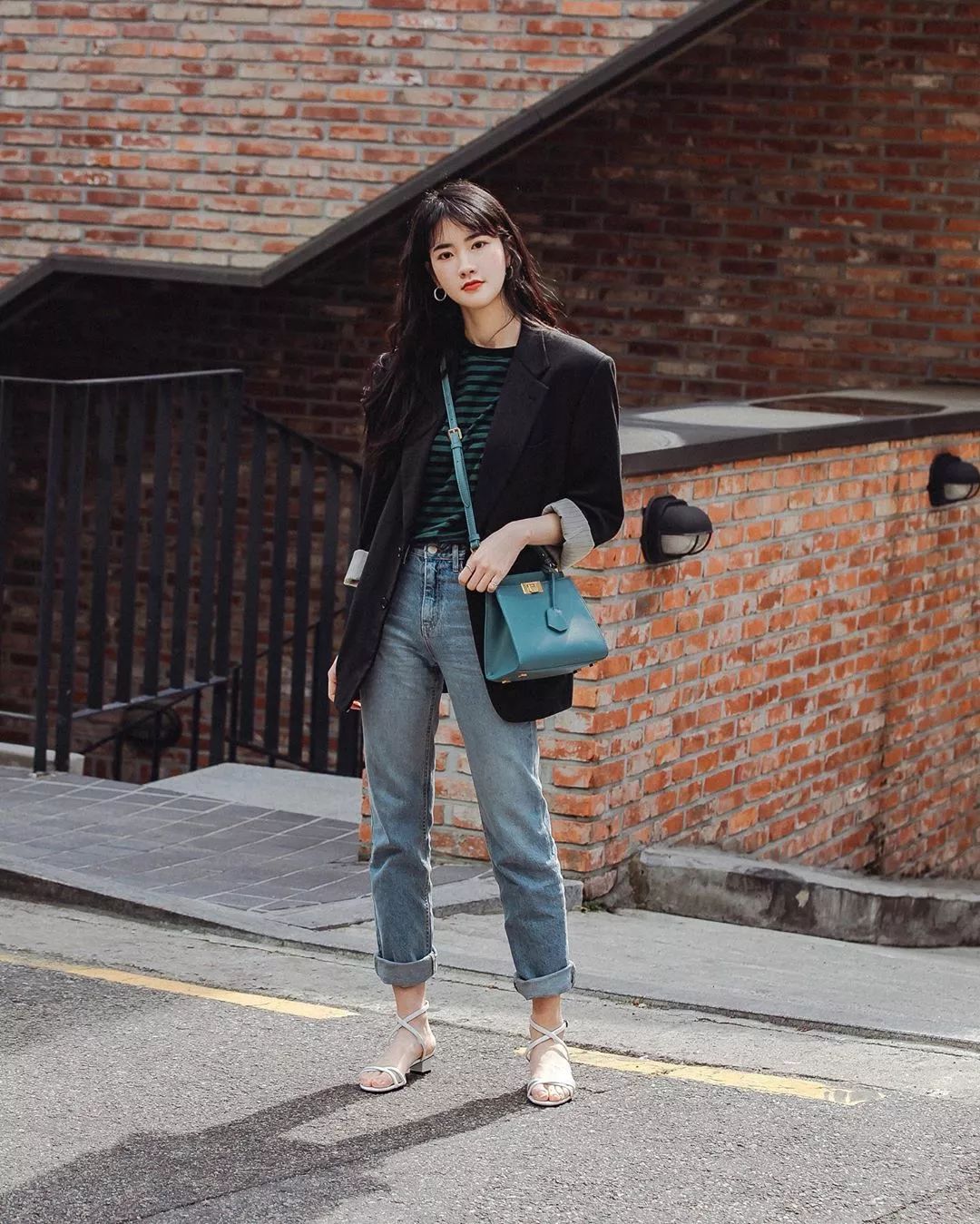 牛仔裤配凉鞋的30套真人示范初秋穿刚好