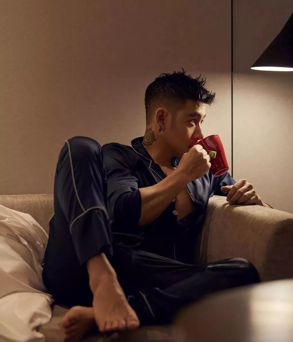 还是个外卖员还有这样的大胸肌长得这样帅身材好的没话说,关键长得很