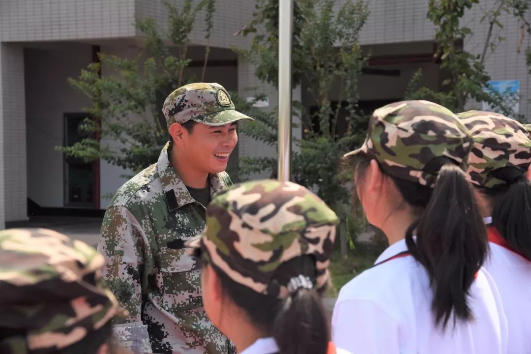 骄阳铸军魂热血少年情东湖中学2019级新生阳光学子成长营系列活动第二