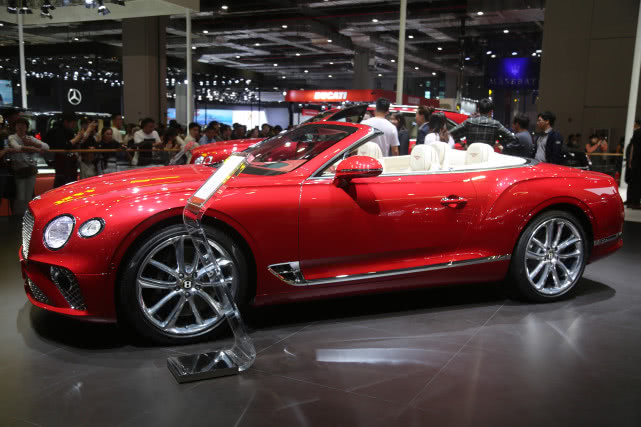 红色宾利欧陆gt敞篷版上海实拍或将亮相深圳十一车展