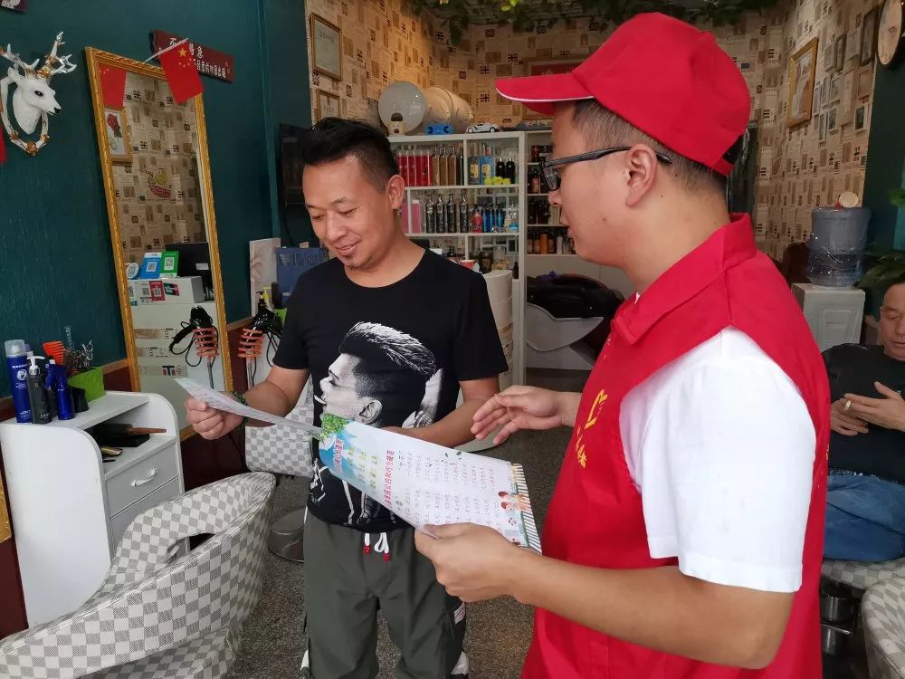 送新风61文明创建青年志愿者持续助力我县三进宣传活动