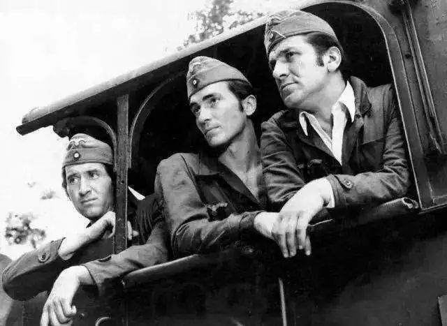 看《瓦尔特保卫萨拉热窝》,他发现原来游击队不都是土布褂子白头巾的"