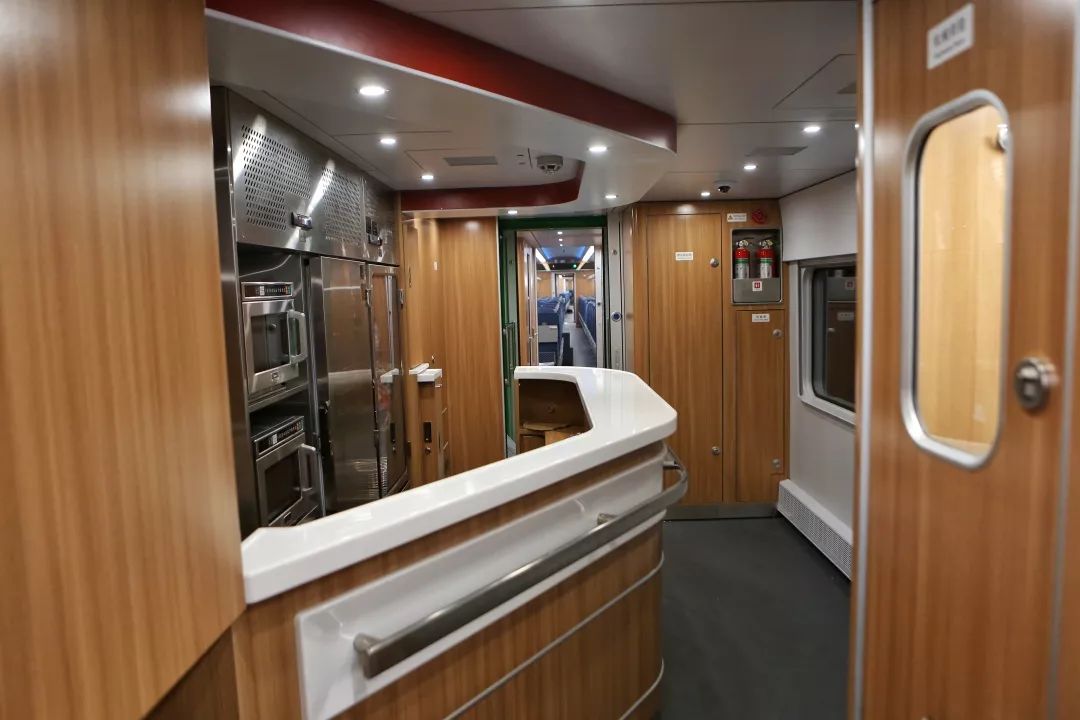 高颜值再吸一波粉儿~"绿巨人"不仅座椅椅背可以调节还在每一个座位