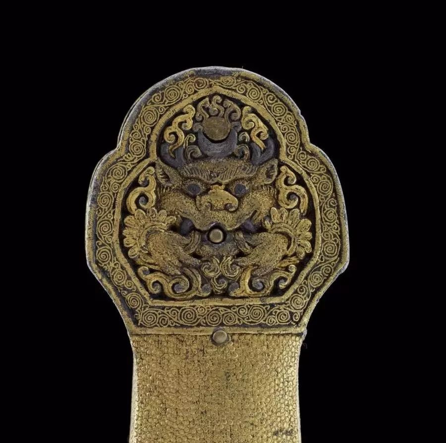 浮雕剑首直接套接在剑柄上.