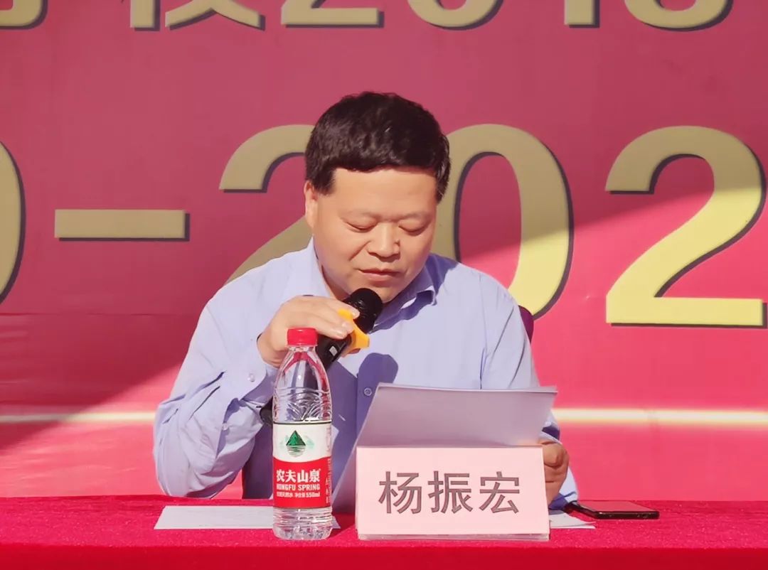 学校领导小组组长任玉玲,成功学校校务委员会秘书长,总校副校长杨振宏